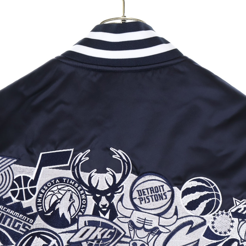 NBA(エヌビーエー) 総柄 背面ロゴエンブロイダリー ナイロン スタジアムジャケット ネイビー/イエロー UR-001