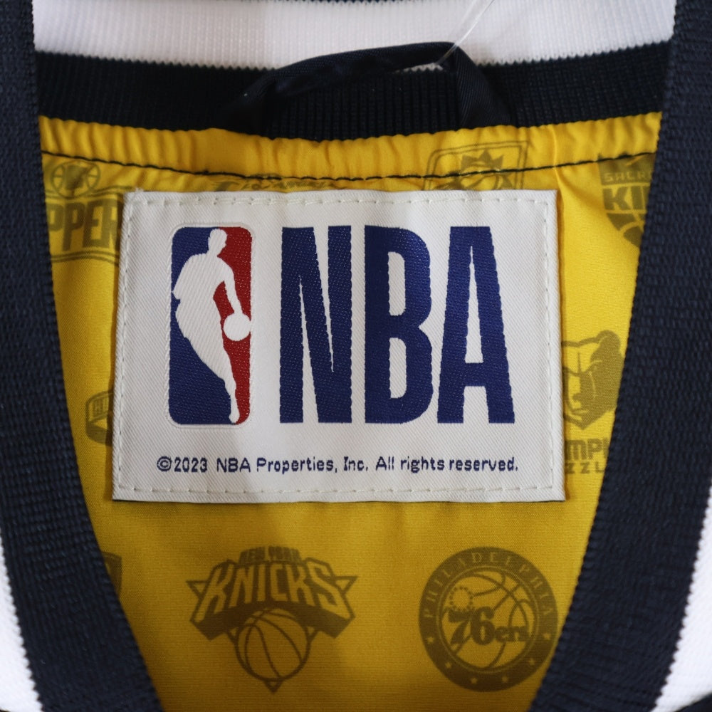NBA(エヌビーエー) 総柄 背面ロゴエンブロイダリー ナイロン スタジアムジャケット ネイビー/イエロー UR-001