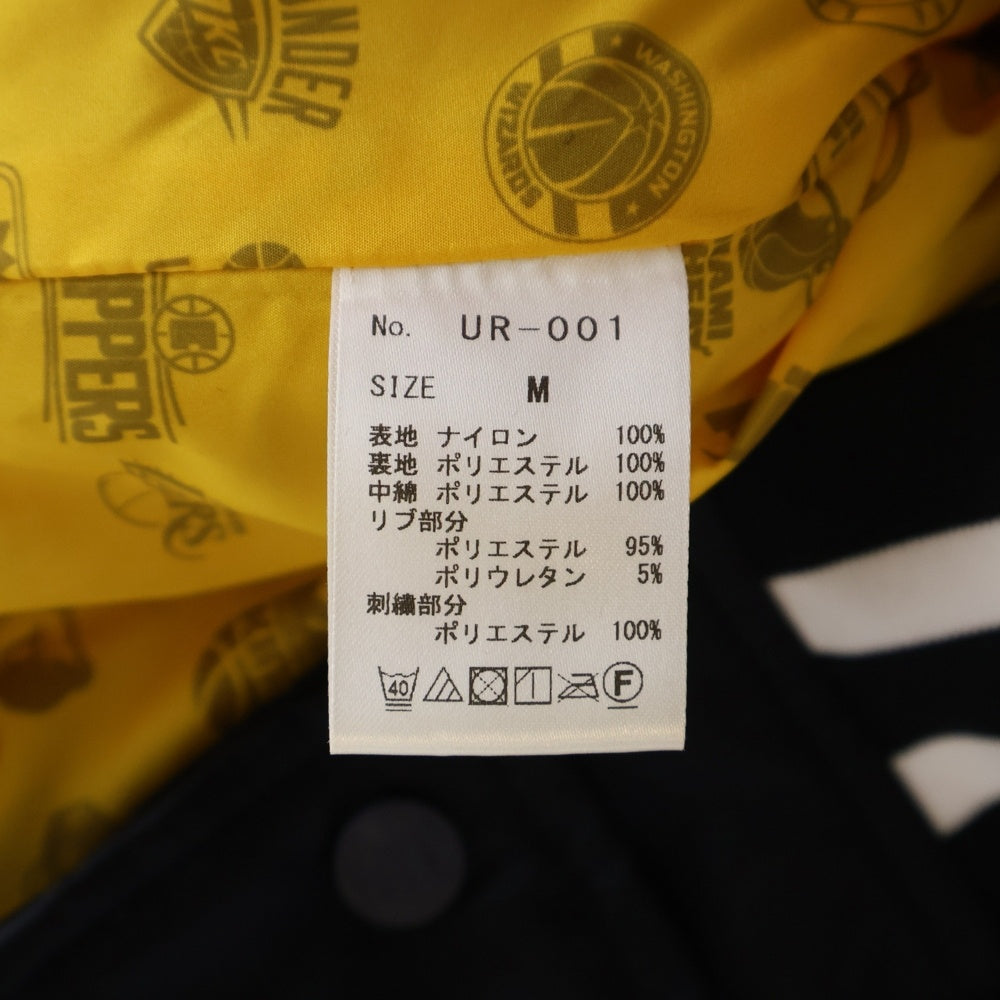 NBA(エヌビーエー) 総柄 背面ロゴエンブロイダリー ナイロン スタジアムジャケット ネイビー/イエロー UR-001