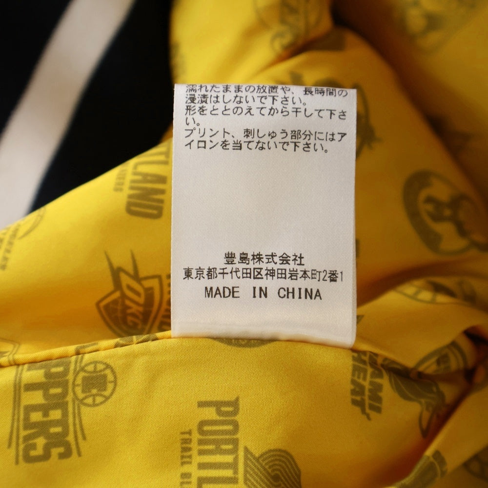 NBA(エヌビーエー) 総柄 背面ロゴエンブロイダリー ナイロン スタジアムジャケット ネイビー/イエロー UR-001