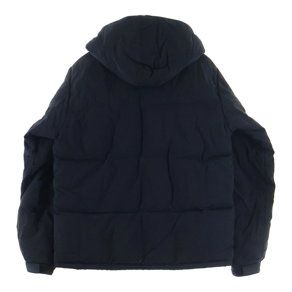 X-LARGE(エクストララージ) HOODED FRONT POCKET DOWN JACKET フロントマルチポケット ロゴデザイン フーデッド ジップアップ ダウンジャケット ブラック 01194502