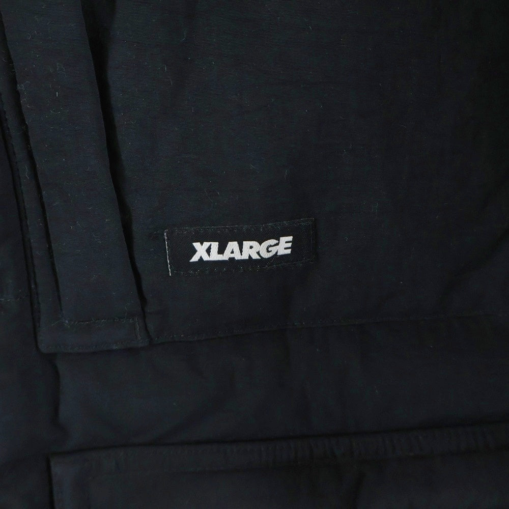 X-LARGE(エクストララージ) HOODED FRONT POCKET DOWN JACKET フロントマルチポケット ロゴデザイン フーデッド ジップアップ ダウンジャケット ブラック 01194502