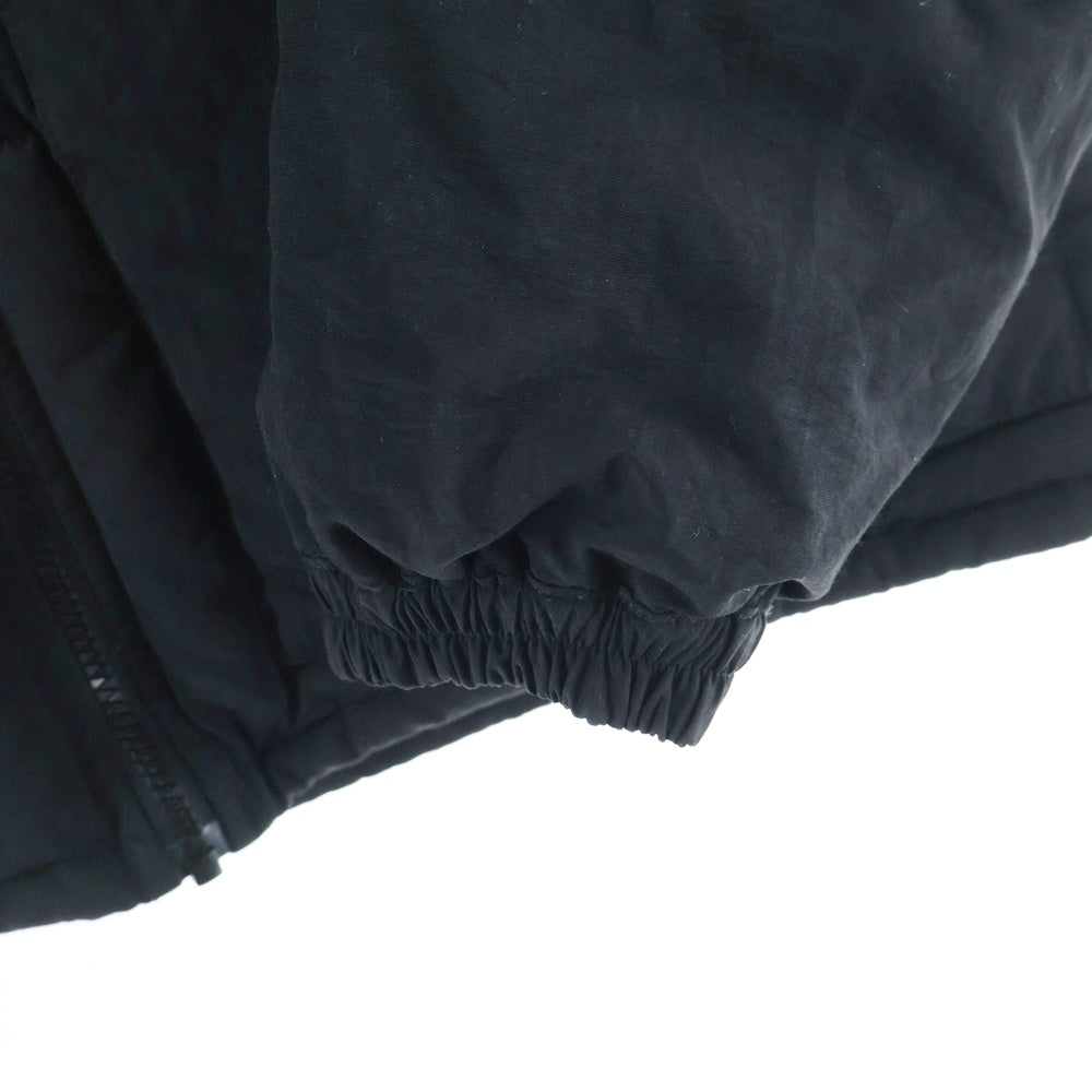 X-LARGE(エクストララージ) HOODED FRONT POCKET DOWN JACKET フロントマルチポケット ロゴデザイン フーデッド ジップアップ ダウンジャケット ブラック 01194502