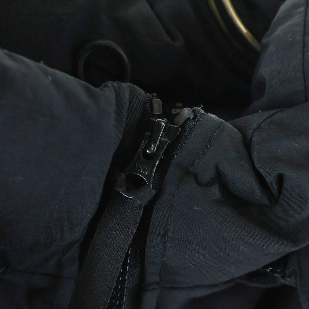 X-LARGE(エクストララージ) HOODED FRONT POCKET DOWN JACKET フロントマルチポケット ロゴデザイン フーデッド ジップアップ ダウンジャケット ブラック 01194502