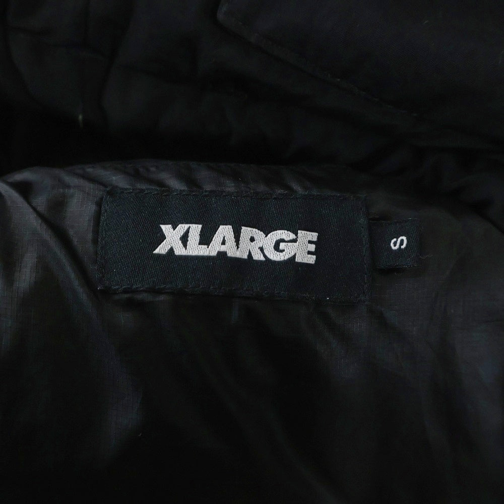 X-LARGE(エクストララージ) HOODED FRONT POCKET DOWN JACKET フロントマルチポケット ロゴデザイン フーデッド ジップアップ ダウンジャケット ブラック 01194502
