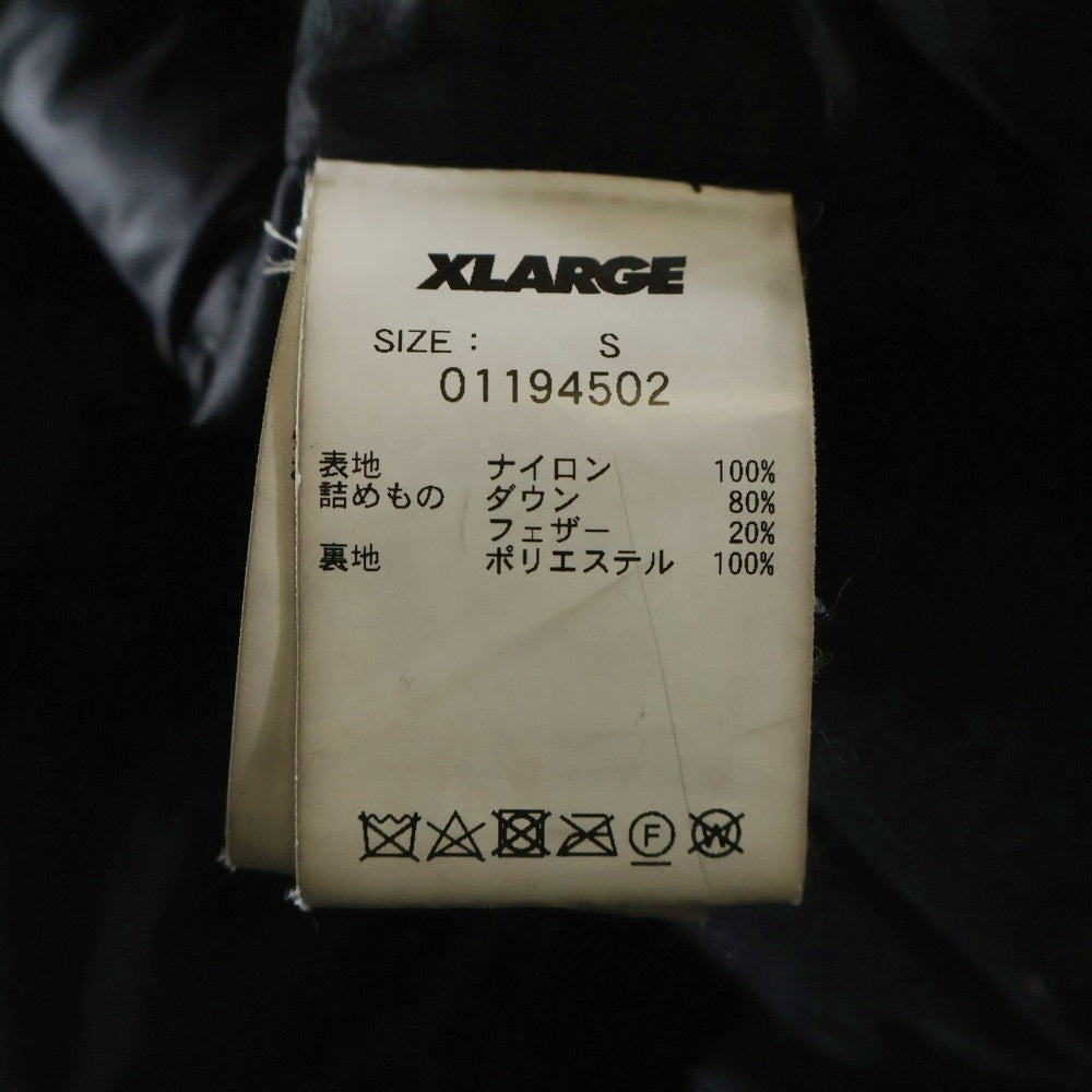 X-LARGE(エクストララージ) HOODED FRONT POCKET DOWN JACKET フロントマルチポケット ロゴデザイン フーデッド ジップアップ ダウンジャケット ブラック 01194502