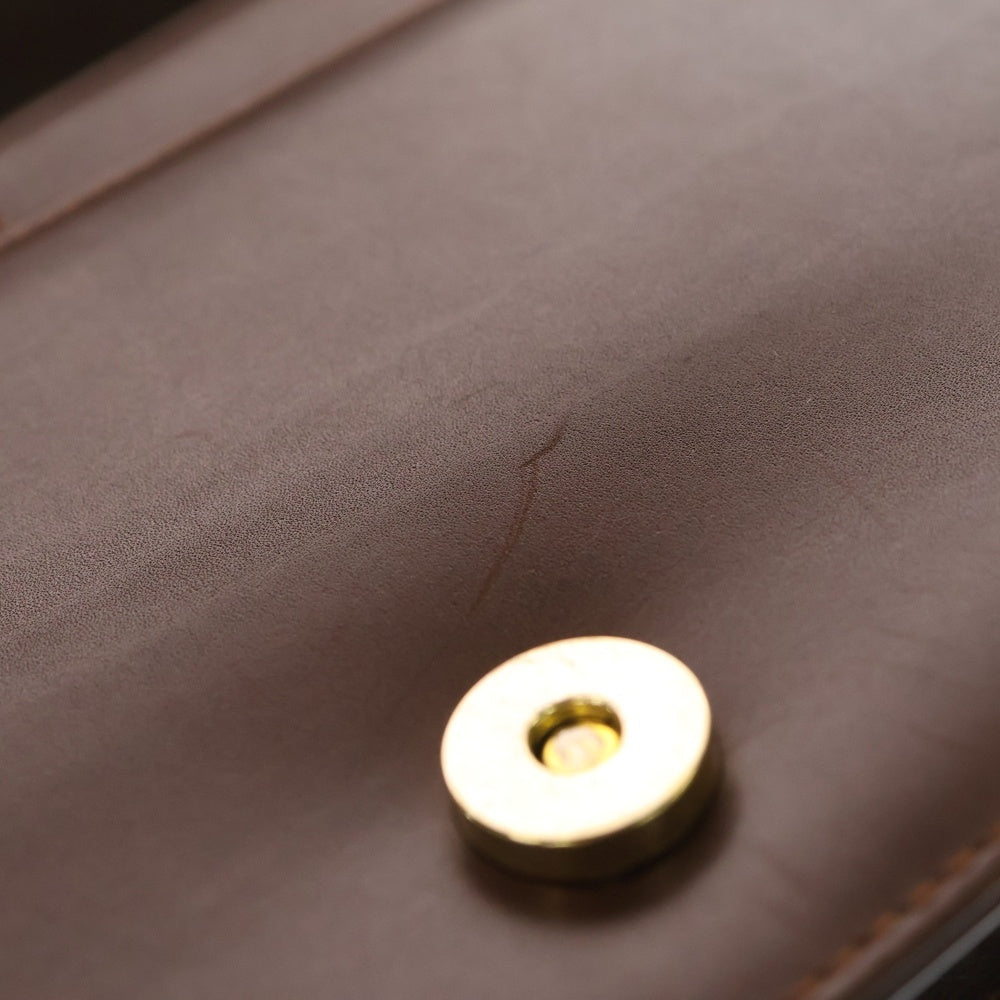 GIORGIO ARMANI(ジョルジオアルマーニ) アジャスター付き ロゴ刻印 レザーショルダーバッグ ブラウン