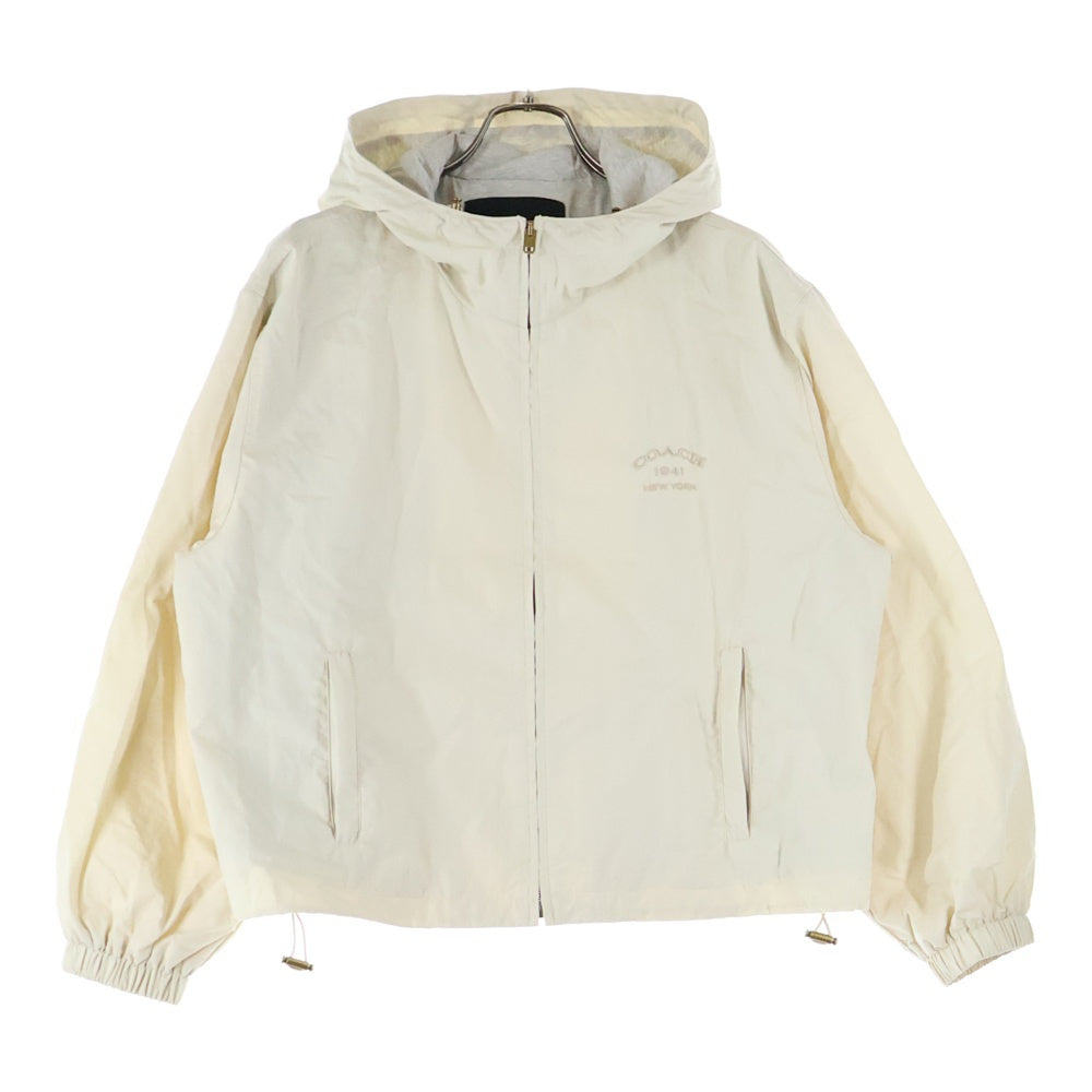 COACH(コーチ) 胸エンブロイダリーデザイン ダブルポケット ジップアップ フーデッド ナイロンジャケット ベージュ