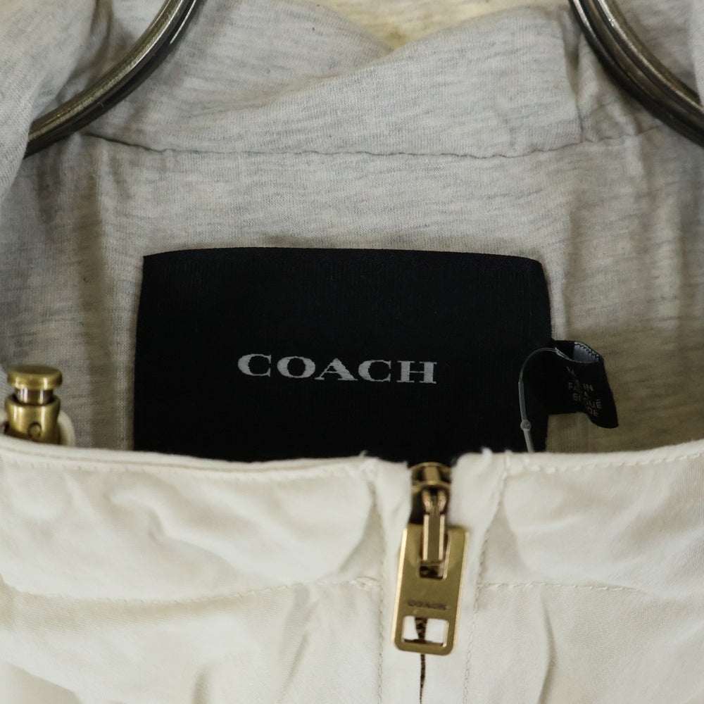 COACH(コーチ) 胸エンブロイダリーデザイン ダブルポケット ジップアップ フーデッド ナイロンジャケット ベージュ