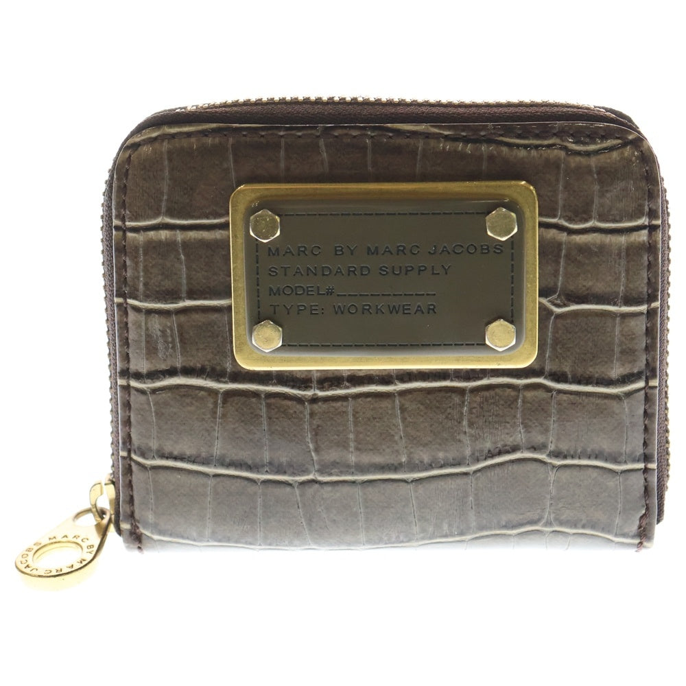 MARC BY MARC JACOBS(マーク バイ マーク ジェイコブス) フロントロゴデザインプレート フェイクスキン ミニウォレット 財布 ブラウン