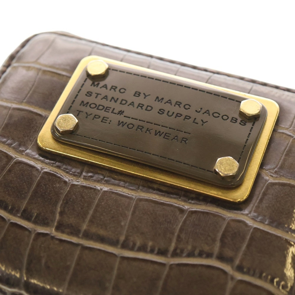 MARC BY MARC JACOBS(マーク バイ マーク ジェイコブス) フロントロゴデザインプレート フェイクスキン ミニウォレット 財布 ブラウン