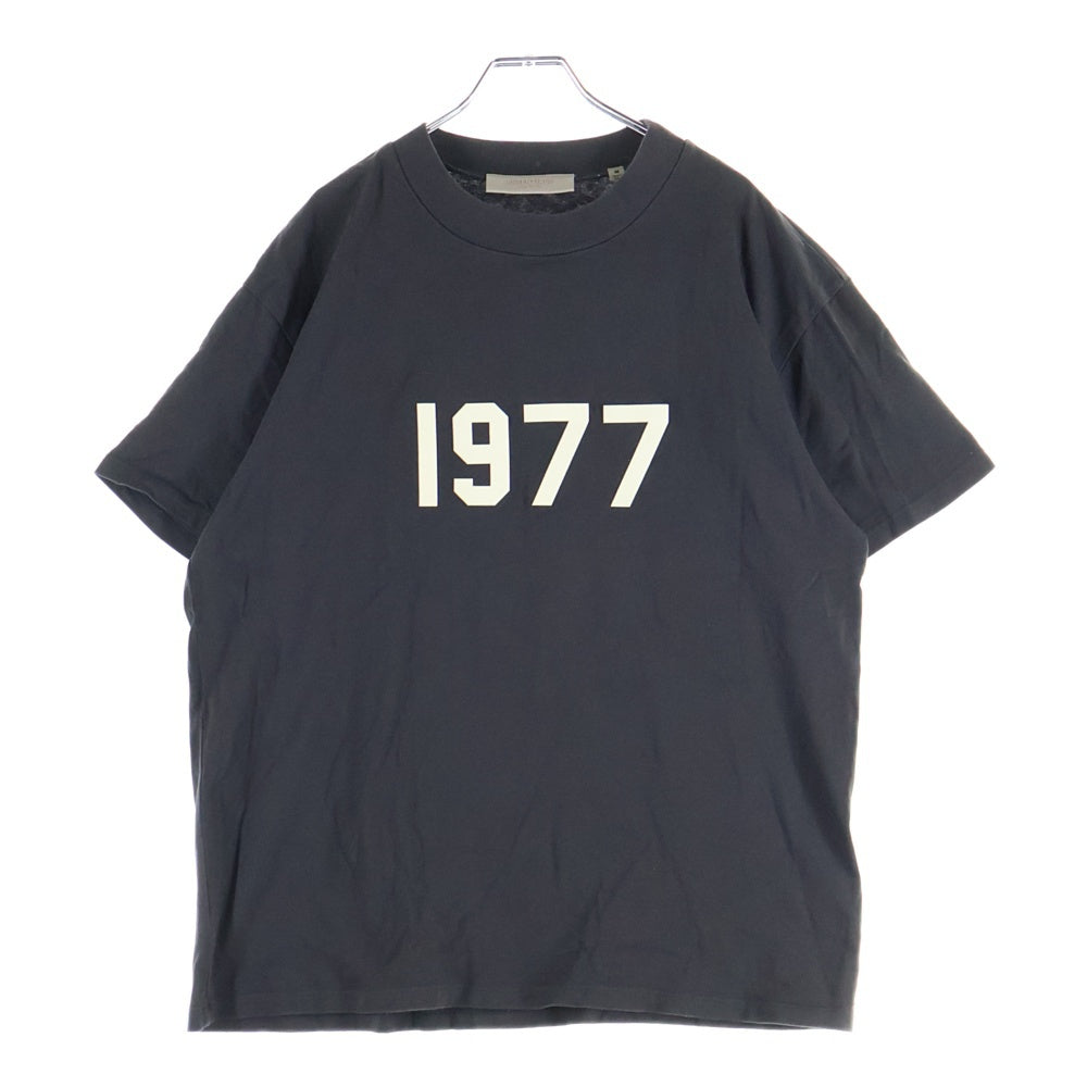ESSENTIALS FEAR OF GOD(エッセンシャル フィアオブゴッド) 1977 フロントデザイン クルーネック カットソー 半袖Tシャツ ブラック
