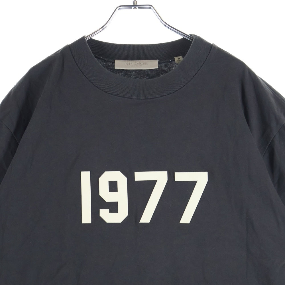 ESSENTIALS FEAR OF GOD(エッセンシャル フィアオブゴッド) 1977 フロントデザイン クルーネック カットソー 半袖Tシャツ ブラック