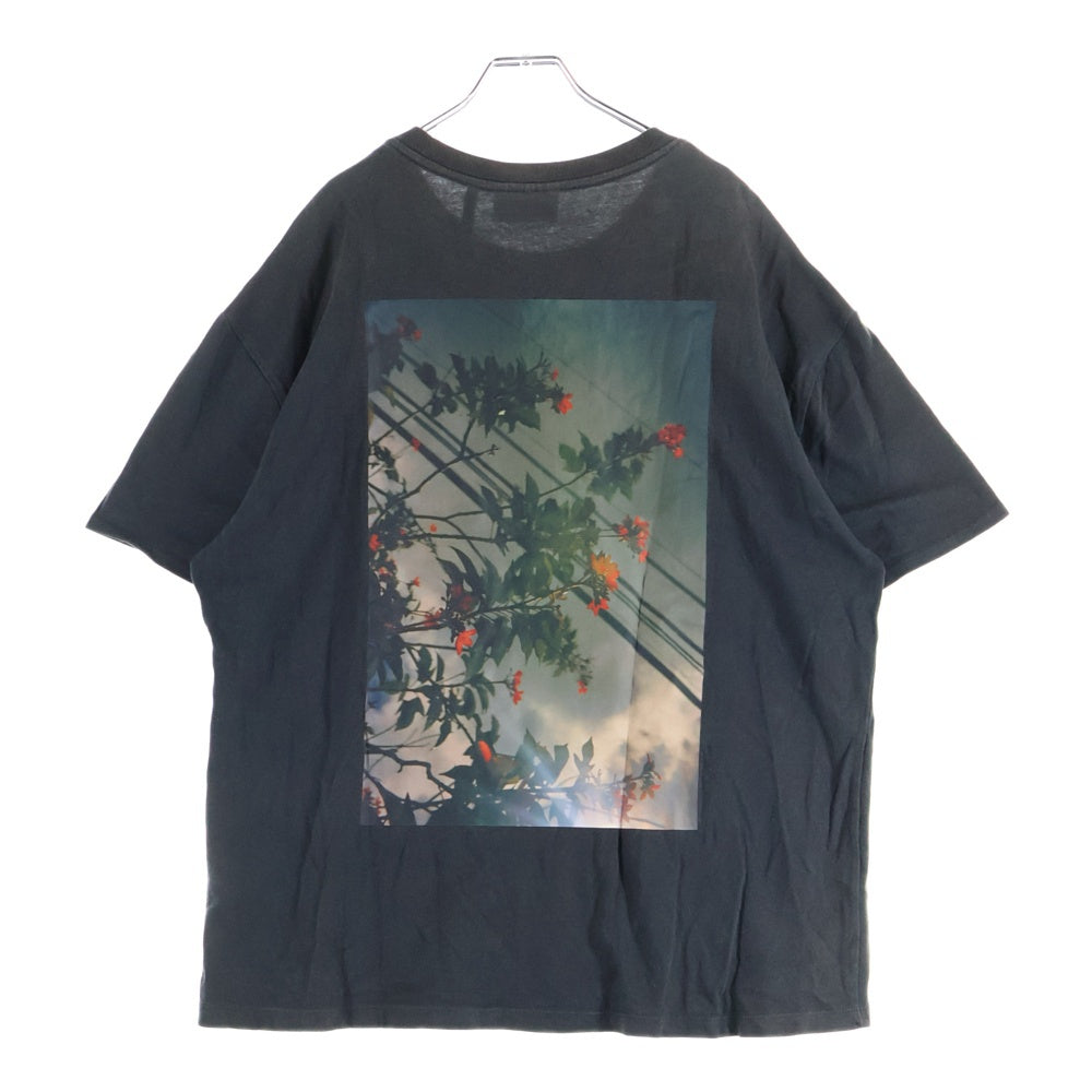 ESSENTIALS FEAR OF GOD(エッセンシャル フィアオブゴッド) バックフローラルフォトプリント 胸ロゴデザイン クルーネック カットソー 半袖Tシャツ ブラック