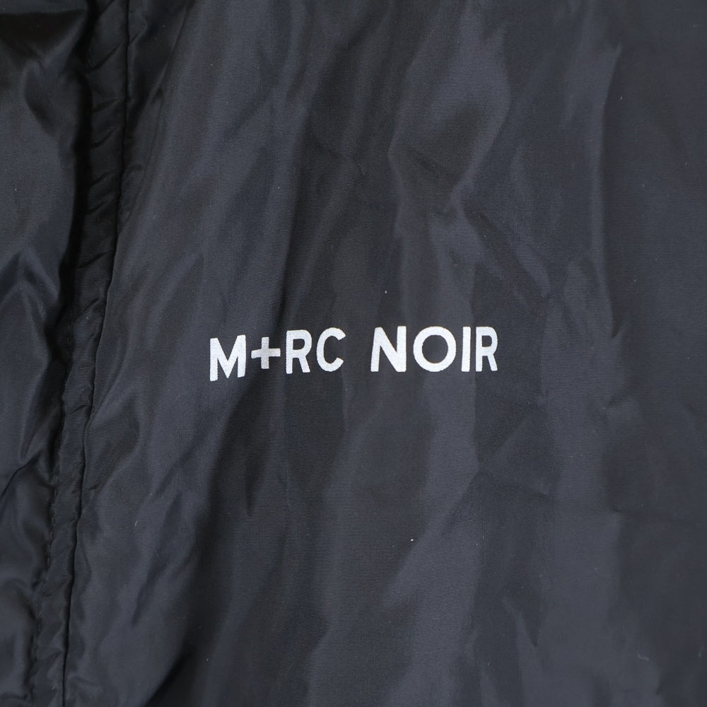 M+RC NOIR(マルシェノア) ロゴプリント ポリエステル フーデッド ロングコート ブラック
