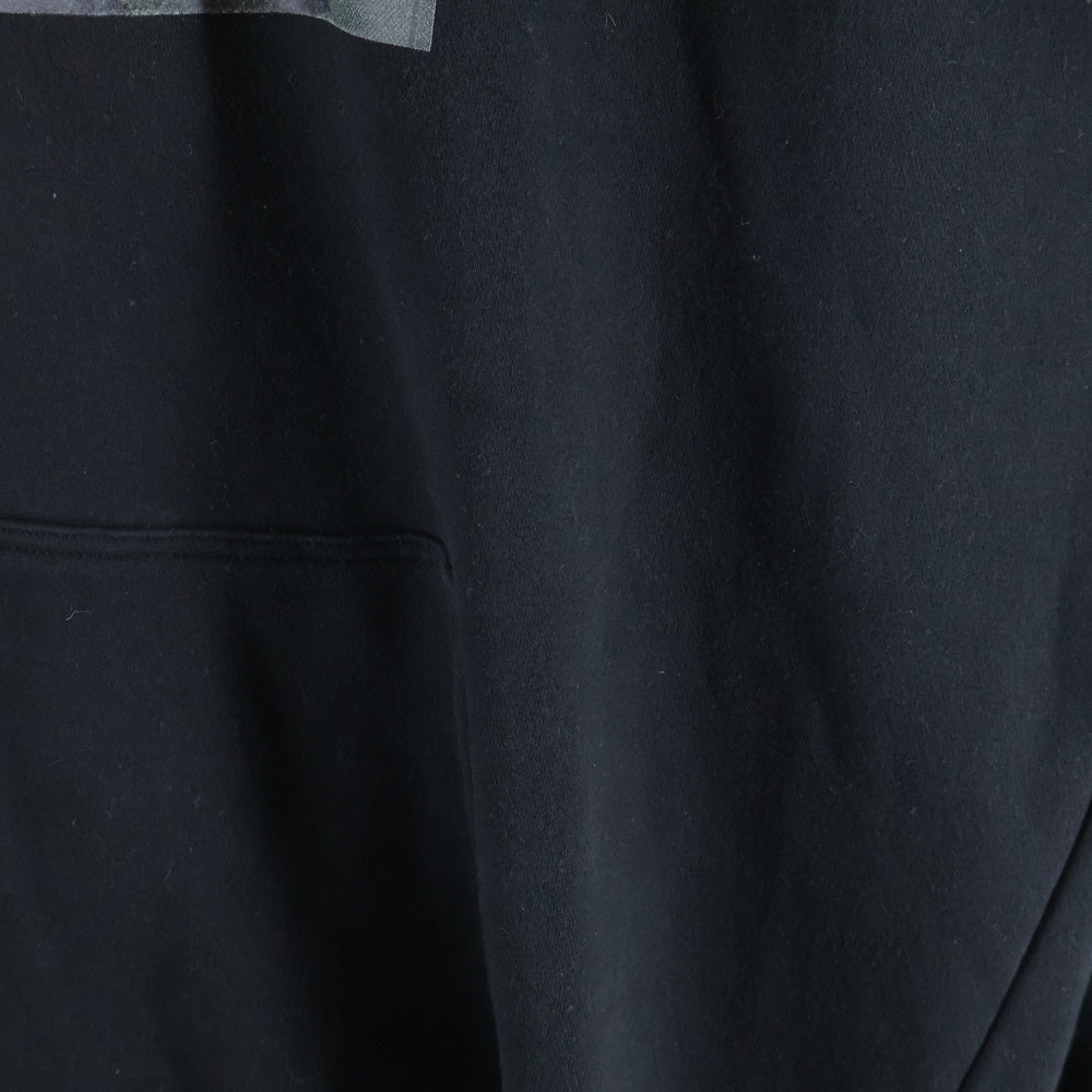 UNIFORM EXPERIMENT(ユニフォームエクスペリメント) 24SS ×Koichi Yairi コーイチ ヤイリ フロントプリント プルオーバースウェットパーカー フーディー ブラック UE-240062