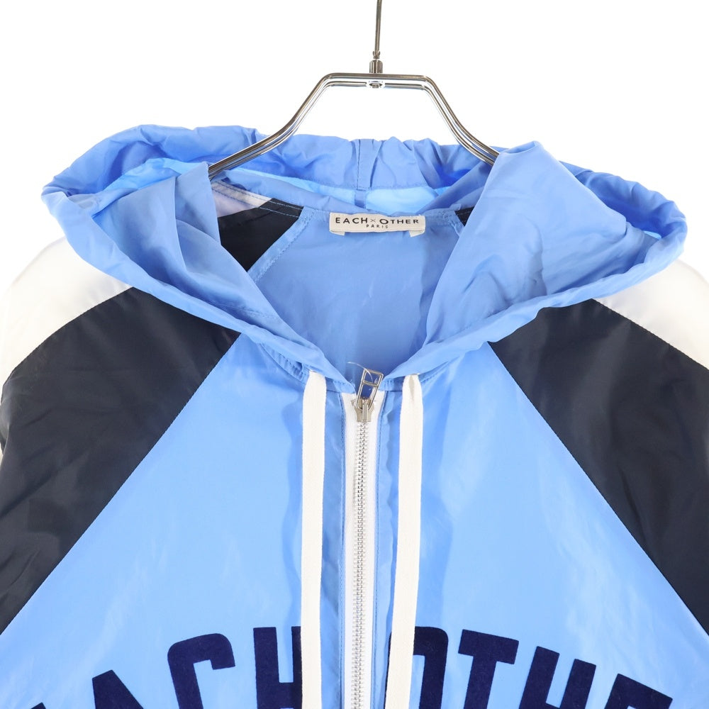 EACH×OTHER(イーチ アザー) 18AW ロゴプリント ハーフジップ プルオーバー フーデッド ナイロン ジャケット レディース ライトブルー FW18G13065