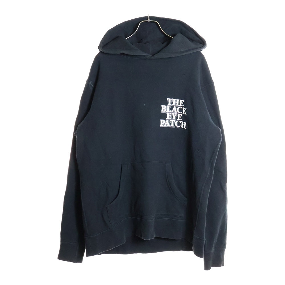 THE BLACK EYE PATCH(ブラックアイパッチ) 胸ロゴデザイン カンガルーポケット フーデッド スウェット パーカー ブラック 50641202