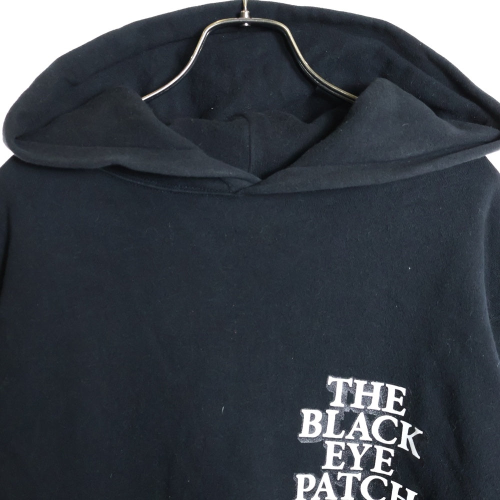 THE BLACK EYE PATCH(ブラックアイパッチ) 胸ロゴデザイン カンガルーポケット フーデッド スウェット パーカー ブラック 50641202