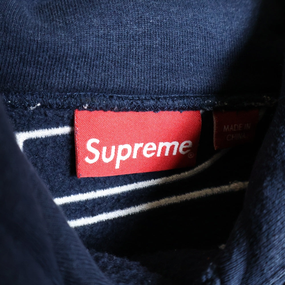 SUPREME(シュプリーム) 22AW Satin Applique Hooded Sweatshirt サテンアップリケ バックロゴプルオーバーパーカー ネイビー