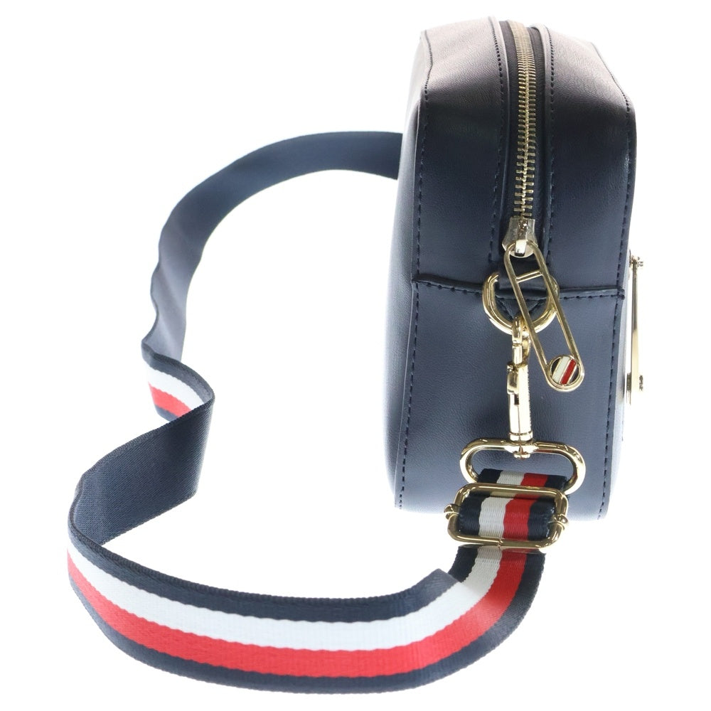 TOMMY HILFIGER(トミーヒルフィガー) ロゴプレート レザー クロスボディ ショルダーバッグ ネイビー M156930022