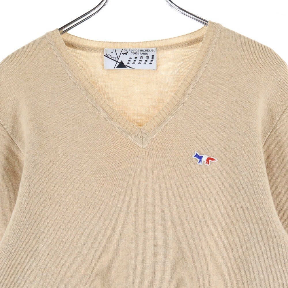 MAISON KITSUNE(メゾンキツネ) フロントロゴパッチ Vネック プルオーバー ウール ニットセーター ベージュ KMFW10010