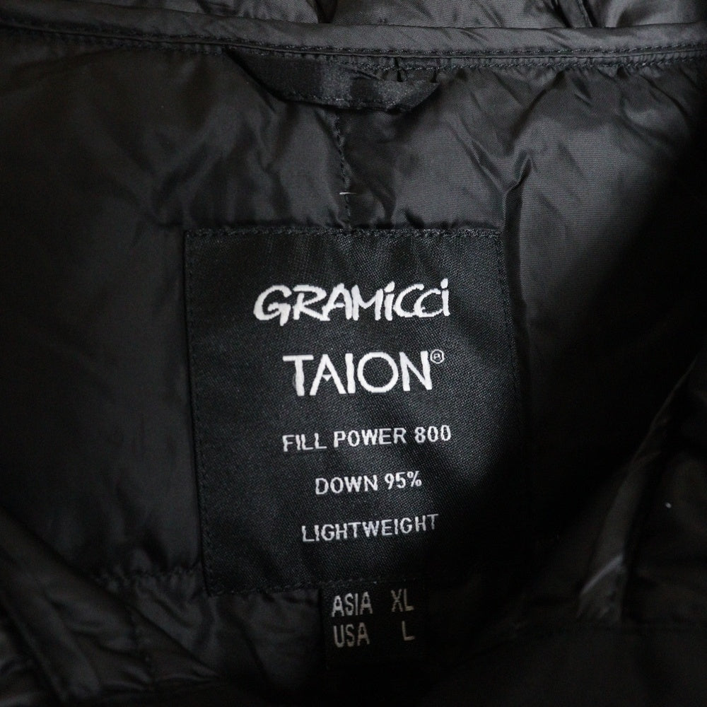 GRAMICCI(グラミチ) ×TAION PULLOVER JACKET タイオン 胸ロゴデザイン カンガルーポケット フーデッド ダウンジャケット ブラック G3FU-J102-TG