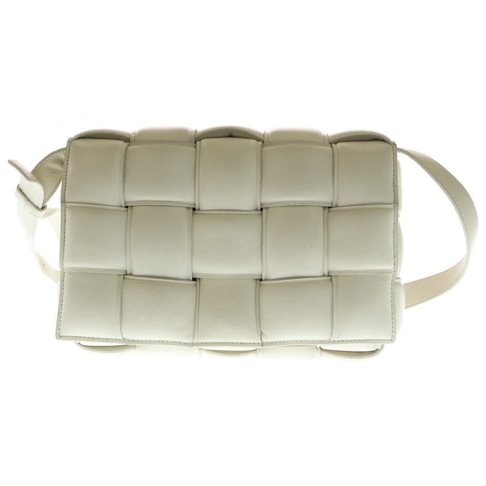 BOTTEGA VENETA(ボッテガヴェネタ) PADDED CASSETTE パテッド カセット イントレチャート レザー ショルダーバッグ ホワイト 591970