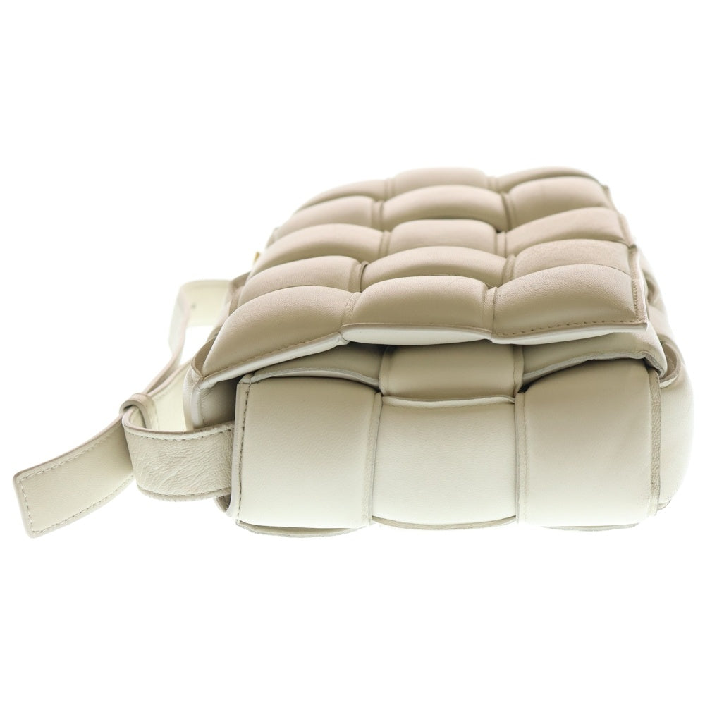 BOTTEGA VENETA(ボッテガヴェネタ) PADDED CASSETTE パテッド カセット イントレチャート レザー ショルダーバッグ ホワイト 591970