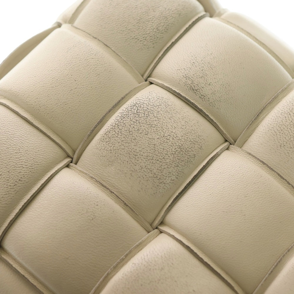 BOTTEGA VENETA(ボッテガヴェネタ) PADDED CASSETTE パテッド カセット イントレチャート レザー ショルダーバッグ ホワイト 591970