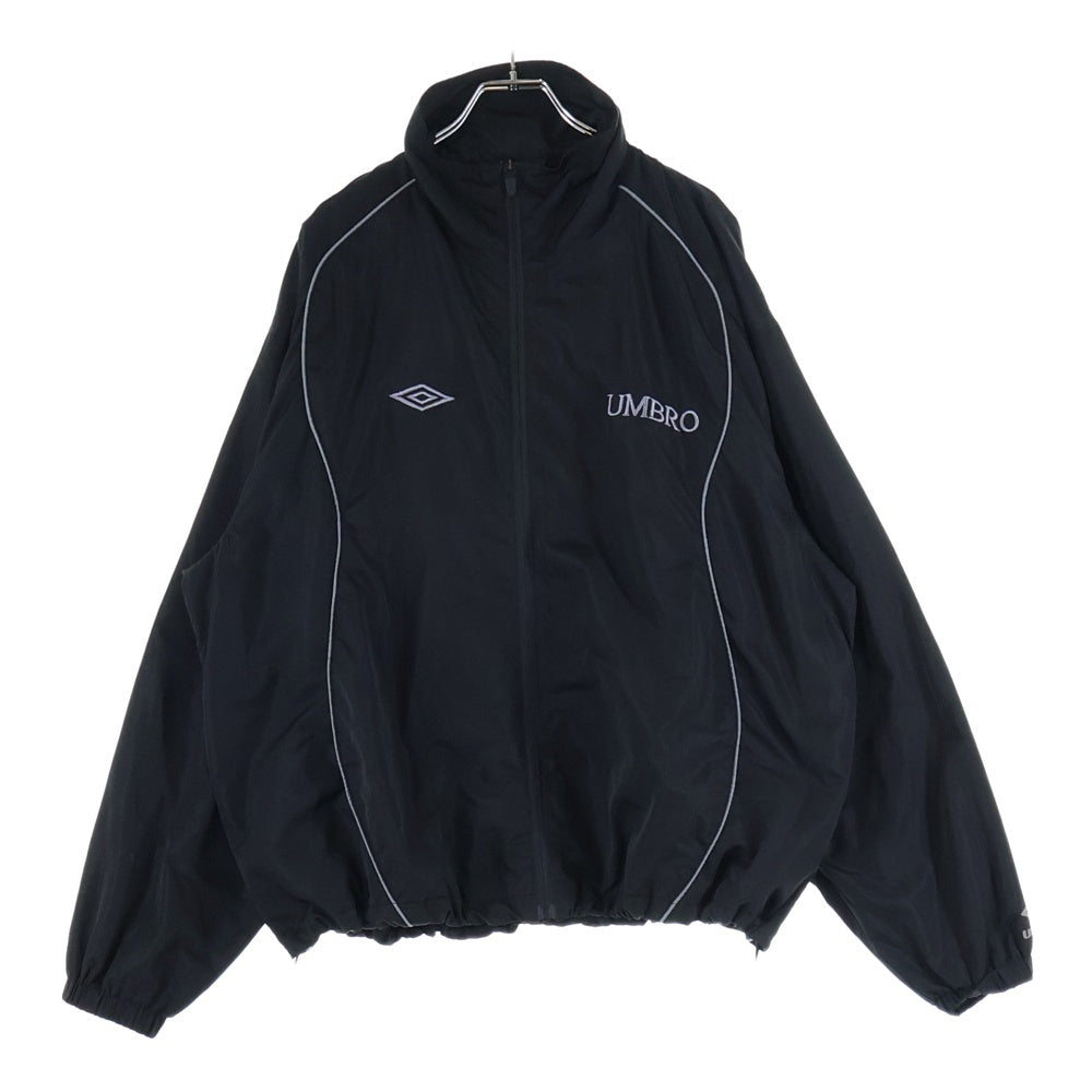 UMBRO(アンブロ) ×LUI'S ルイス ロゴエンブロイダリー ジップアップ ナイロン トラックジャケット ブラック LUZ5051207A0001