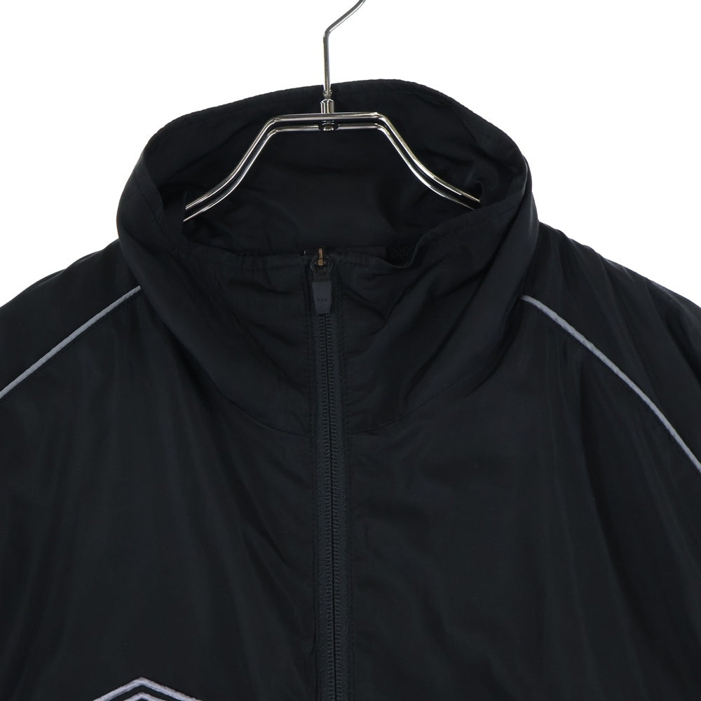 UMBRO(アンブロ) ×LUI'S ルイス ロゴエンブロイダリー ジップアップ ナイロン トラックジャケット ブラック LUZ5051207A0001