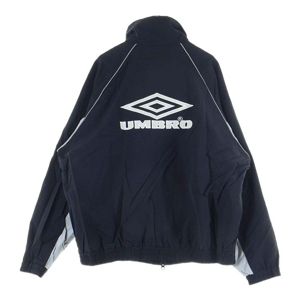 UMBRO(アンブロ) バックロゴエンブロイダリー ジップアップ ナイロンジャケット ブラック MD18-MSM-JK01