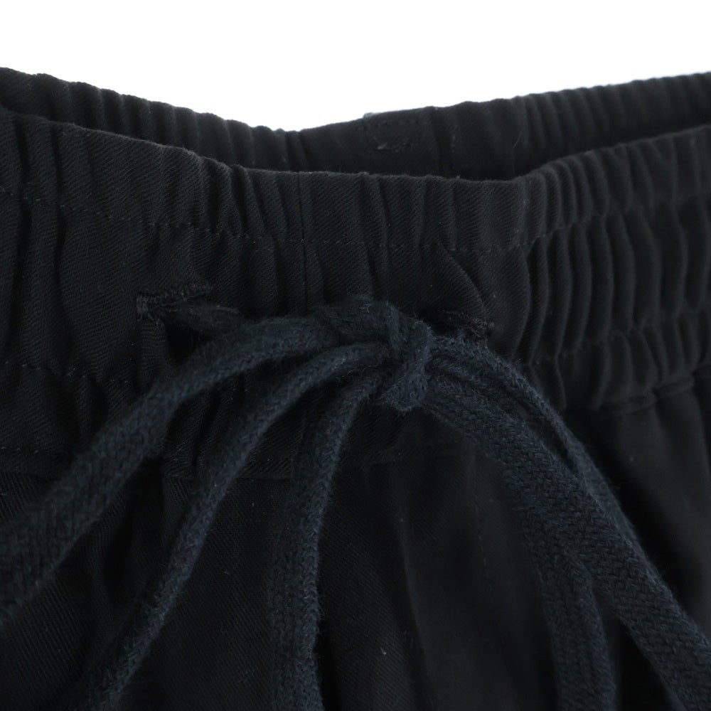 s'yte(サイト) GABARDINE STRETCH STUDS SLIM MACKIN SAROUEL PANTS ベルトループ仕様 サイドジップ付き マッキン サルエルパンツ ブラック UM-P77-912