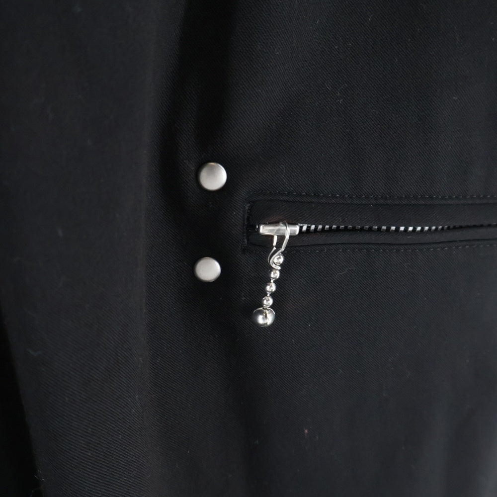 s'yte(サイト) GABARDINE STRETCH STUDS SLIM MACKIN SAROUEL PANTS ベルトループ仕様 サイドジップ付き マッキン サルエルパンツ ブラック UM-P77-912