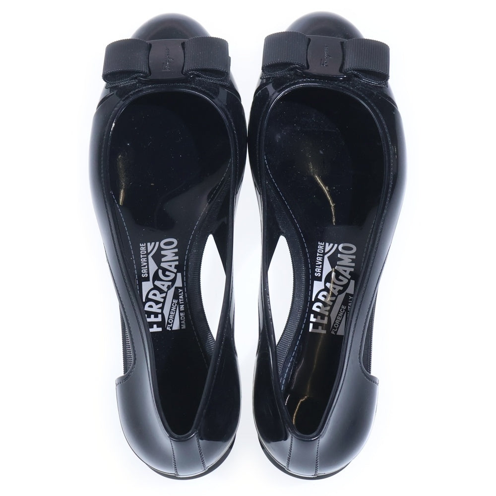 Salvatore Ferragamo(サルヴァトーレ フェラガモ) フロントリボン ラウンドトゥ エナメルパンプス レディース ブラック