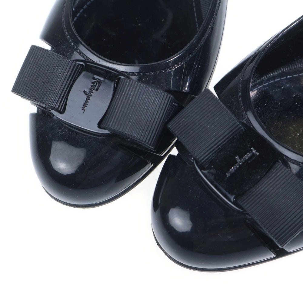 Salvatore Ferragamo(サルヴァトーレ フェラガモ) フロントリボン ラウンドトゥ エナメルパンプス レディース ブラック