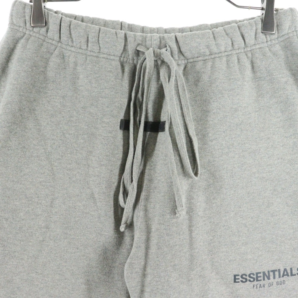 FEAR OF GOD ESSENTIALS(フィアオブゴッド エッセンシャルズ) フロントリフレクターロゴ 裏起毛 ドローストリング スウェット ハーフパンツ グレー