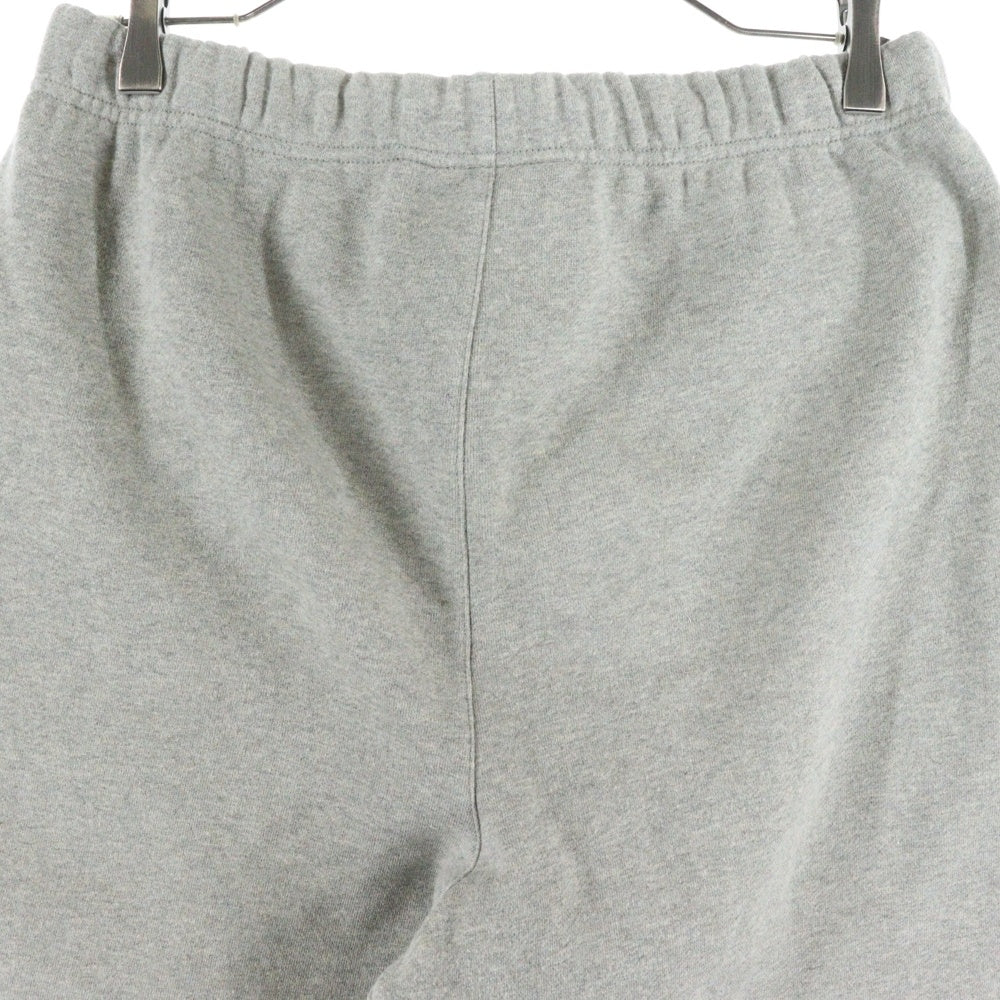 FEAR OF GOD ESSENTIALS(フィアオブゴッド エッセンシャルズ) フロントリフレクターロゴ 裏起毛 ドローストリング スウェット ハーフパンツ グレー