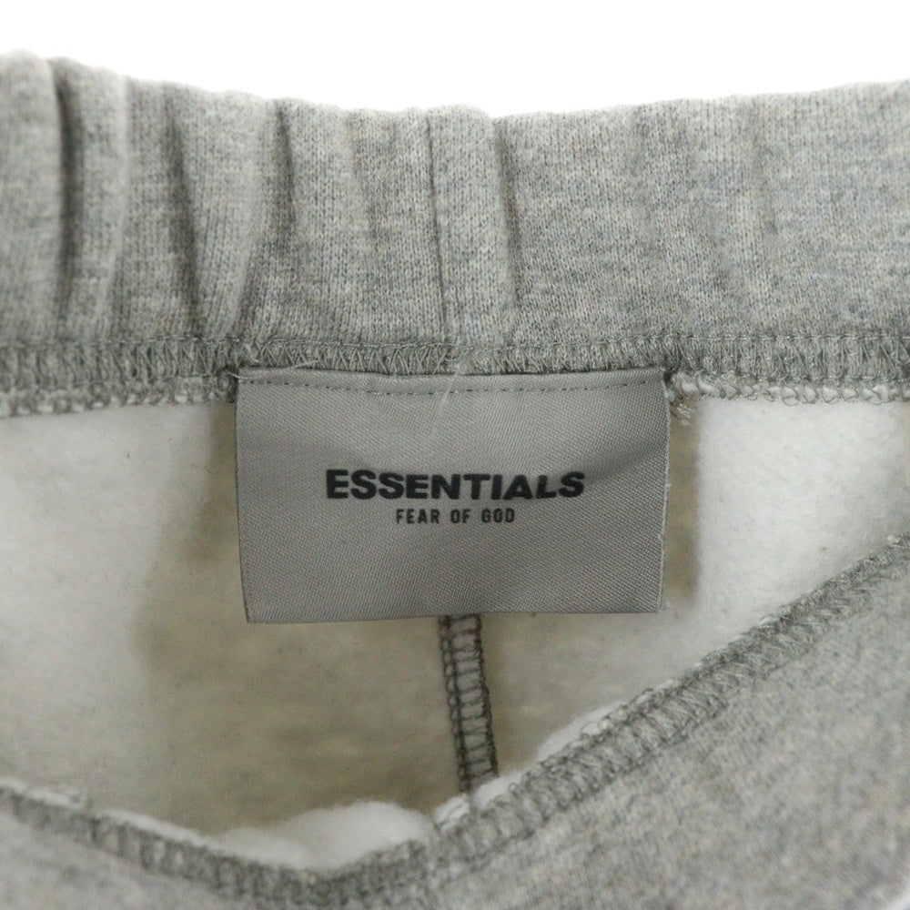 FEAR OF GOD ESSENTIALS(フィアオブゴッド エッセンシャルズ) フロントリフレクターロゴ 裏起毛 ドローストリング スウェット ハーフパンツ グレー