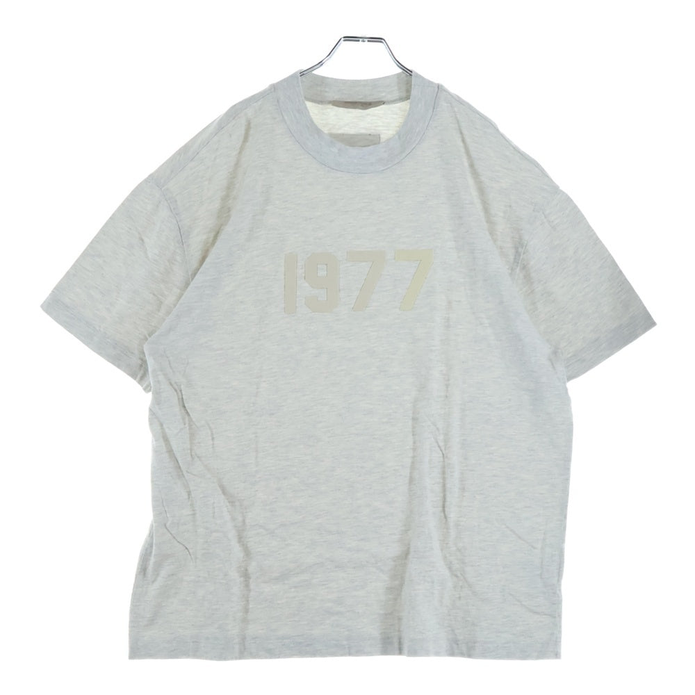 FEAR OF GOD ESSENTIALS(フィアオブゴッド エッセンシャルズ) 1977 フロントフロッキープリント クルーネック カットソー 半袖Tシャツ グレー