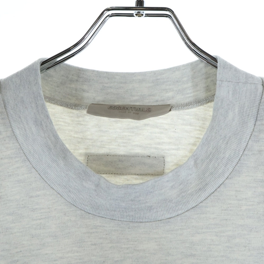 FEAR OF GOD ESSENTIALS(フィアオブゴッド エッセンシャルズ) 1977 フロントフロッキープリント クルーネック カットソー 半袖Tシャツ グレー