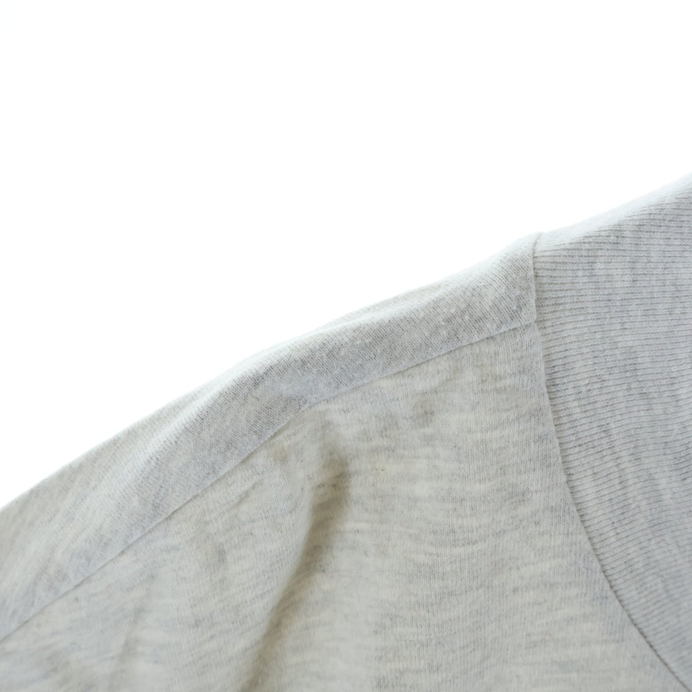 FEAR OF GOD ESSENTIALS(フィアオブゴッド エッセンシャルズ) 1977 フロントフロッキープリント クルーネック カットソー 半袖Tシャツ グレー