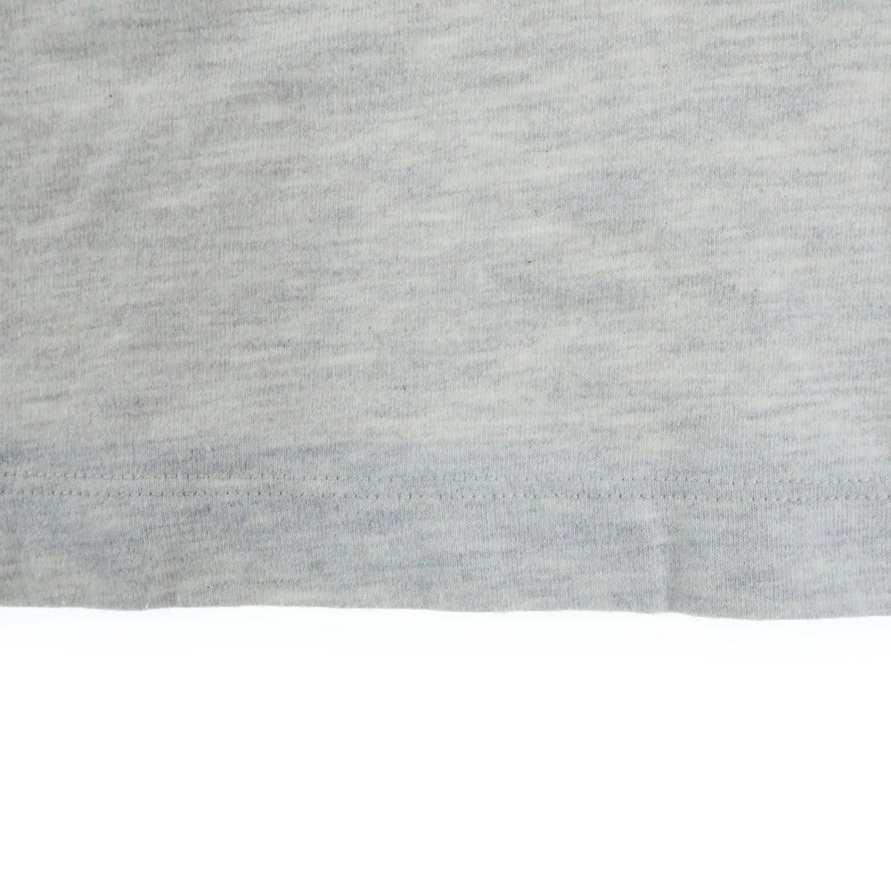 FEAR OF GOD ESSENTIALS(フィアオブゴッド エッセンシャルズ) 1977 フロントフロッキープリント クルーネック カットソー 半袖Tシャツ グレー