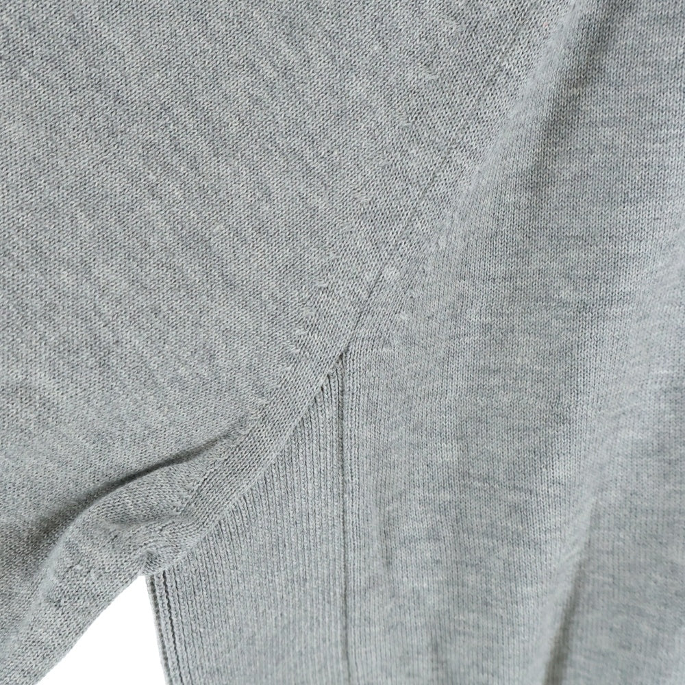 TAO COMME des GARCONS(タオコムデギャルソン) 25SS AD2024 バック刺繍 クルーネックニットセーター グレー TO-N013