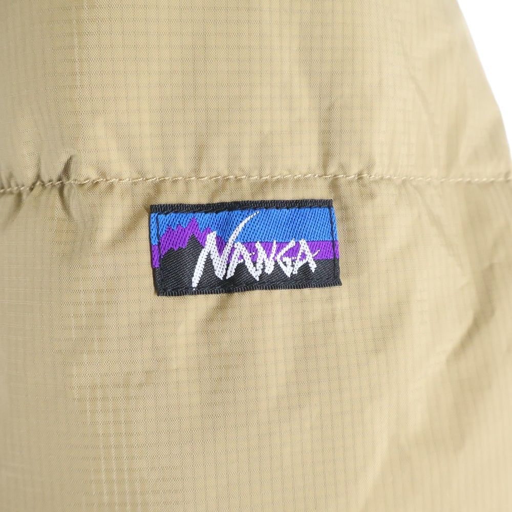 NANGA(ナンガ) ×KRIFF MAYER クリフメイヤー アームロゴデザイン フーデッド ジップアップ ダウンジャケット ブラウン 1929954