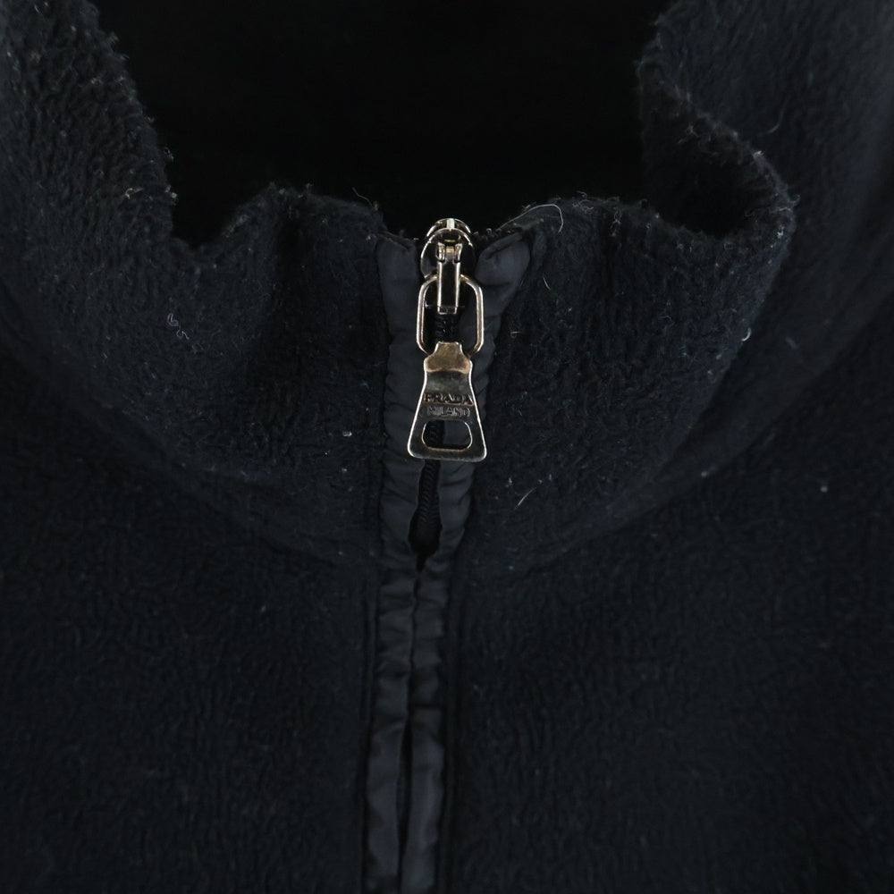 PRADA SPORT(プラダ スポーツ) フロントロゴプレート ダブルポケット ジップアップ ボアベスト ブラック SJG13 E36