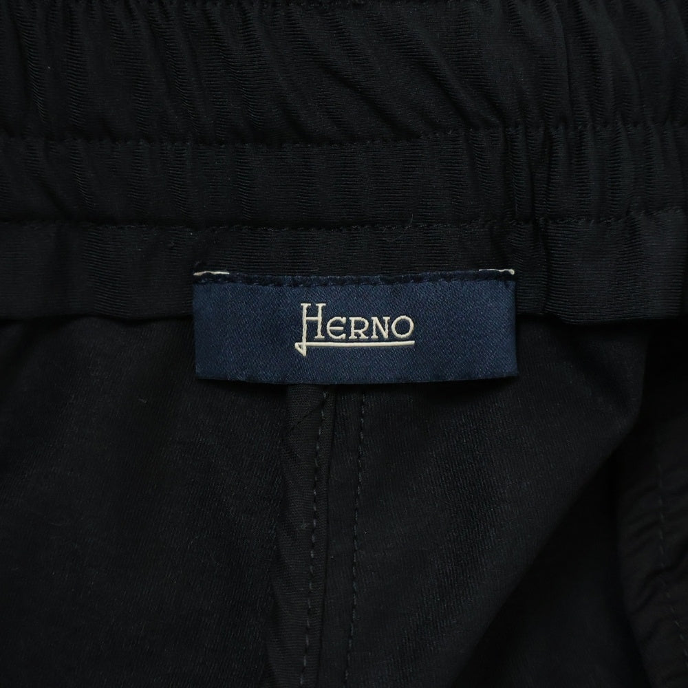 HERNO(ヘルノ) ナイロンブレンド ストレッチ テーパード イージーパンツ ブラック PT000044U-12588S-9300