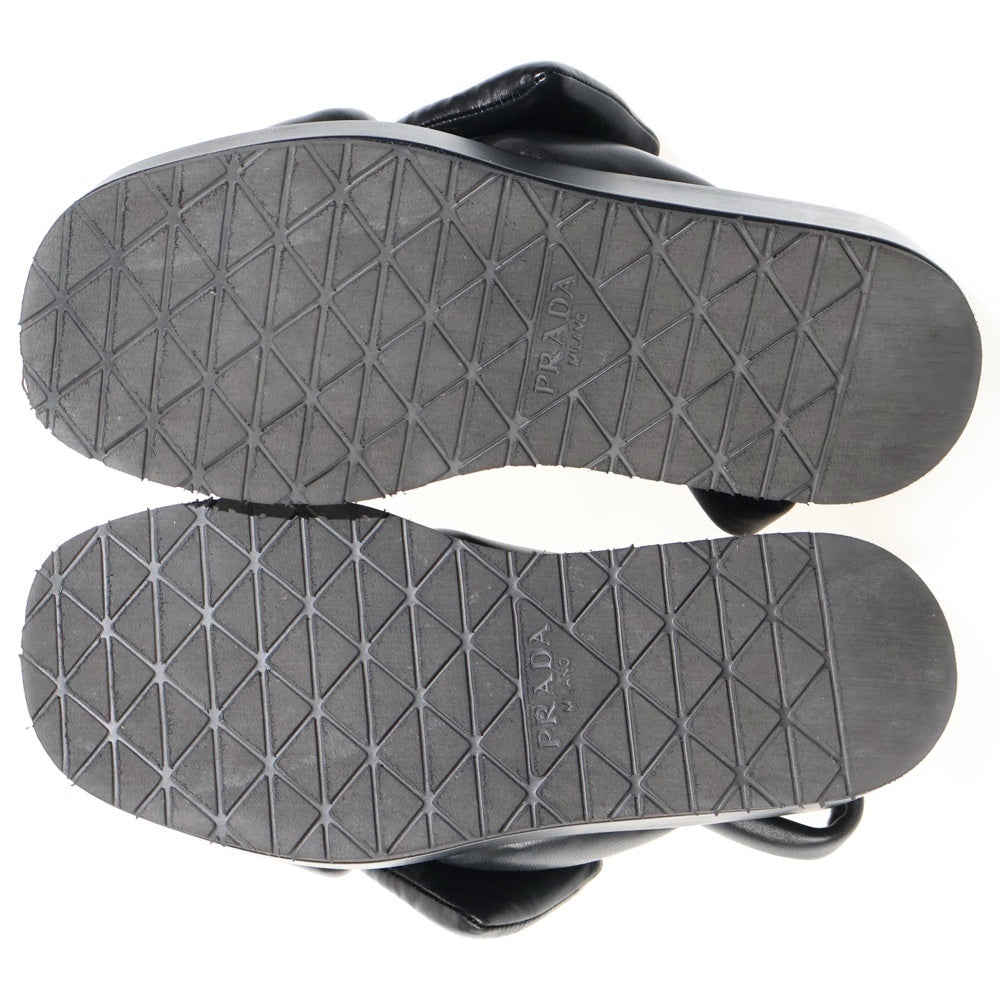 PRADA(プラダ) トライアングルロゴプレート ソフト パデッドナッパレザー ウェッジ サンダル レディース ブラック 1XZ758