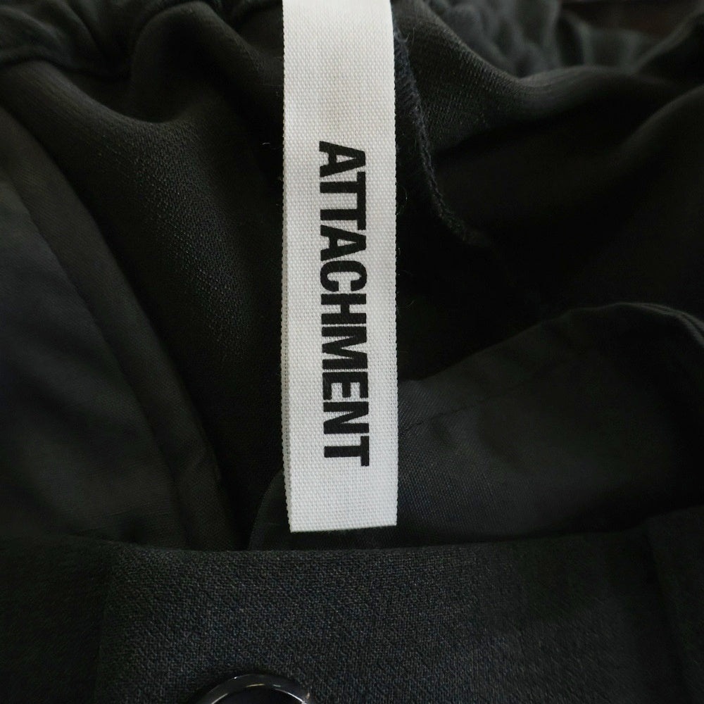 ATTACHMENT(アタッチメント) 25SS ポリエステルストレッチダブルクロス レギュラーフィット イージートラウザーズ パンツ チャコール AG51-025